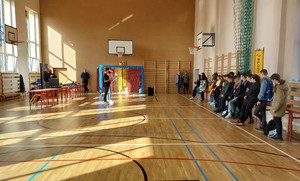 Dni otwarte w Zespole szkół Ekonomicznych w Brzozowie,. Policjanci zachęcali do pracy  w policji. Na zdjęciu umundurowany policjant i policjantka, maskotka szkoły wilk