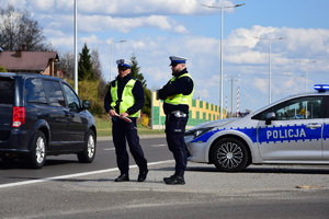 nz adjęciu widoczny patrol ruchu drogowego policji, który czuwa nad bezpieczeństwem innym użytkowników dróg w czasie zbliżających się świąt wielkanocnych