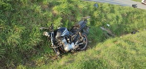 na zdjęciu widoczny  śmigłowiec lotniczego pogotowia ratunkowego. W zdarzeniu drogowym brał udział samochód osobowy i kierujący motocyklem. Policja i straż wykonywali czynności na miejscu wypadku.