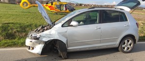 na zdjęciu widoczny  śmigłowiec lotniczego pogotowia ratunkowego. W zdarzeniu drogowym brał udział samochód osobowy i kierujący motocyklem. Policja i straż wykonywali czynności na miejscu wypadku.