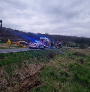 na zdjęciu widoczne osobowe bmw biorące udział w wypadku drogowym. Na miejscu policja, straż pożarna oraz lotnicze pogotowie ratunkowe