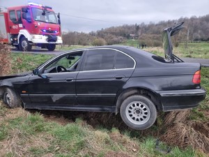 na zdjęciu widoczne osobowe bmw biorące udział w wypadku drogowym. Na miejscu policja, straż pożarna oraz lotnicze pogotowie ratunkowe