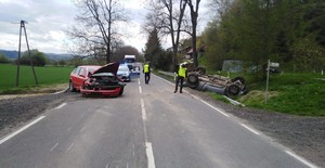 Brzozowscy policjanci pracowali na miejscu zdarzenia drogowego, do którego doszło w sobotę w Niewistce. Kierujący mitsubishi wykonując manewr skrętu w lewo doprowadził do zderzenia z kierującym seatem, który go w tym czasie wyprzedzał. Na szczęście nikomu nic poważnego się nie stało. Widoczne uszkodzone pojazdy oraz oznakowany radiowóz.