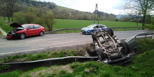 Brzozowscy policjanci pracowali na miejscu zdarzenia drogowego, do którego doszło w sobotę w Niewistce. Kierujący mitsubishi wykonując manewr skrętu w lewo doprowadził do zderzenia z kierującym seatem, który go w tym czasie wyprzedzał. Na szczęście nikomu nic poważnego się nie stało. Widoczne uszkodzone pojazdy oraz oznakowany radiowóz.