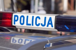 na zdjęciu widoczna belka radiowozu z napisem Policja