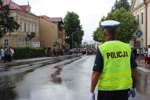 Policjant zabezpieczający procesję w Brzozowie.