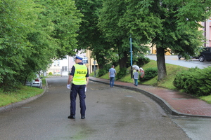 Policjant zabezpieczający procesję w Brzozowie.