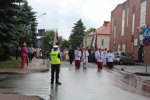 Policjant zabezpieczający procesję w Brzozowie.