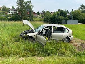 Widoczny uszkodzony pojazd marki seat biorący udział w zdarzeniu.