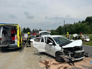 Widoczny uszkodzony pojazd marki opel biorący udział w zdarzeniu