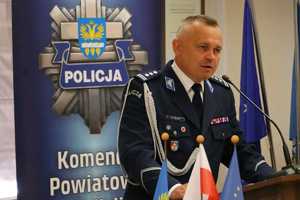 Na zdjęciu widać przemawiającego Komendanta Powiatowego Policji w Brzozowie inspektora doktora Mariusza Skibę.