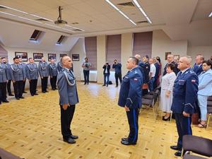 Uroczysta zbiórka w sali Starostwa Powiatowego w Brzozowie. Moment kiedy Dowódca uroczystości melduje Zastępcy Komendanta Wojewódzkiego Policji gotowość do rozpoczęcia uroczystej zbiórki.