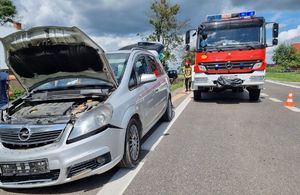 Zdjęcie przedstawia uszkodzony pojazd w zdarzeniu drogowym i wóz strażacki