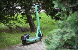 na zdjęciu widoczna jest hulajnoga elektryczna, policja przypomina o podstawowych przepisach i zasadach ich użytkowania