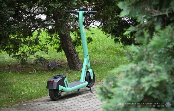 na zdjęciu widoczna jest hulajnoga elektryczna, policja przypomina o podstawowych przepisach i zasadach ich użytkowania