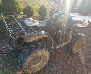 na zdjęciu widoczny quad - czterokołowiec. Pojazd ten brał udział w zdarzeniu drogowym w miejscowości Izdebki. Kierowała nim kobieta.