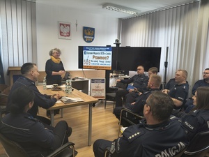Na zdjęciu widoczni policjanci biorący udział w szkoleniu o przemocy domowej.