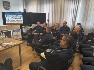 Na zdjęciu widoczni policjanci biorący udział w szkoleniu o przemocy domowej.