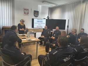 Na zdjęciu widoczni policjanci biorący udział w szkoleniu o przemocy domowej.