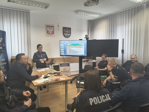 Na zdjęciu widoczni policjanci biorący udział w szkoleniu o przemocy domowej.
