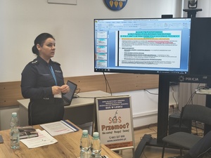 Na zdjęciu widoczni policjanci biorący udział w szkoleniu o przemocy domowej.