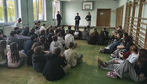 Spotkanie edukacyjno-profilaktyczne w Szkole Podstawowej nr 1 w Brzozowie. Policjanci spotkali się z uczniami klas VI-VIII i rozmawiali o odpowiedzialności karnej nieletnich.