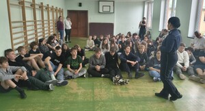 Spotkanie edukacyjno-profilaktyczne w Szkole Podstawowej nr 1 w Brzozowie. Policjanci spotkali się z uczniami klas VI-VIII i rozmawiali o odpowiedzialności karnej nieletnich.