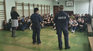 Spotkanie edukacyjno-profilaktyczne w Szkole Podstawowej nr 1 w Brzozowie. Policjanci spotkali się z uczniami klas VI-VIII i rozmawiali o odpowiedzialności karnej nieletnich.