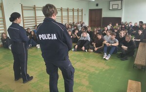 Spotkanie edukacyjno-profilaktyczne w Szkole Podstawowej nr 1 w Brzozowie. Policjanci spotkali się z uczniami klas VI-VIII i rozmawiali o odpowiedzialności karnej nieletnich.