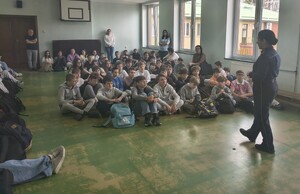 Spotkanie edukacyjno-profilaktyczne w Szkole Podstawowej nr 1 w Brzozowie. Policjanci spotkali się z uczniami klas VI-VIII i rozmawiali o odpowiedzialności karnej nieletnich.