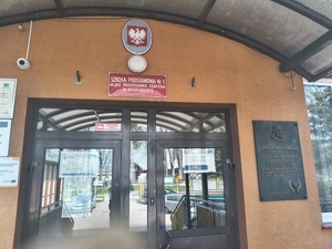 Spotkanie edukacyjno-profilaktyczne w Szkole Podstawowej nr 1 w Brzozowie. Policjanci spotkali się z uczniami klas VI-VIII i rozmawiali o odpowiedzialności karnej nieletnich.