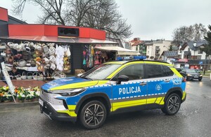 Na zdjęciu widoczny radiowóz z napisem POLICJA. Zaparkowany jest w rejonie stoisk świątecznych. Policjanci czuwają nad bezpieczeństwem osób powiatu brzozowskiego podczas zbliżających się Świąt Wielkanocnych.