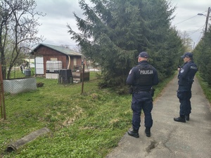 na zdjęciu widoczny radiowóz z napisem POLICJA, na pozostałych fotografiach widoczny patrol policji w rejonie ogródków działkowych. Policja ostrzega, przed włamaniami do altan działkowych pod kątem kradzieży mienia.