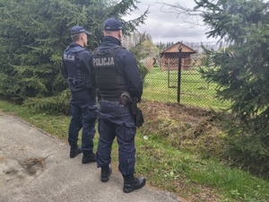 na zdjęciu widoczny radiowóz z napisem POLICJA, na pozostałych fotografiach widoczny patrol policji w rejonie ogródków działkowych. Policja ostrzega, przed włamaniami do altan działkowych pod kątem kradzieży mienia.