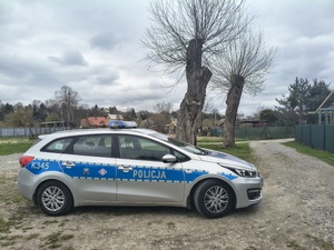 na zdjęciu widoczny radiowóz z napisem POLICJA, na pozostałych fotografiach widoczny patrol policji w rejonie ogródków działkowych. Policja ostrzega, przed włamaniami do altan działkowych pod kątem kradzieży mienia.
