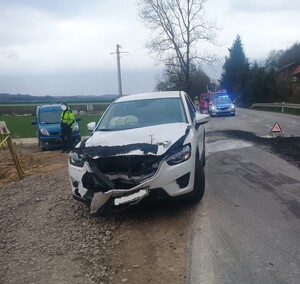 na zdjęciach widoczny pojazd marki Mazda, oraz dostawczy pojazd marki Iveco. Zdarzenie drogowe w miejscowości Niewiska. Kierujący Mazdą wykona nieprawidłowy manewr wyprzedzania w wyniku czego najechał na tył pojazdu dostawczego. Na szczęście nikomu nic się nie stało. Obaj kierowcy byli trzeźwi. Widoczny policjant w białej czapce na jezdni i kamizelce odblaskowej z napisem POLICJA.