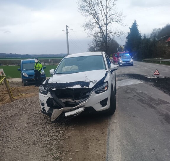 na zdjęciach widoczny pojazd marki Mazda, oraz dostawczy pojazd marki Iveco. Zdarzenie drogowe w miejscowości Niewiska. Kierujący Mazdą wykona nieprawidłowy manewr wyprzedzania w wyniku czego najechał na tył pojazdu dostawczego. Na szczęście nikomu nic się nie stało. Obaj kierowcy byli trzeźwi. Widoczny policjant w białej czapce na jezdni i kamizelce odblaskowej z napisem POLICJA.