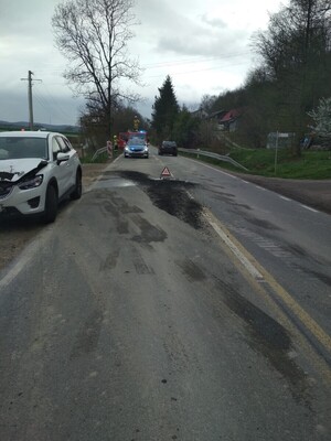 na zdjęciach widoczny pojazd marki Mazda, oraz dostawczy pojazd marki Iveco. Zdarzenie drogowe w miejscowości Niewiska. Kierujący Mazdą wykona nieprawidłowy manewr wyprzedzania w wyniku czego najechał na tył pojazdu dostawczego. Na szczęście nikomu nic się nie stało. Obaj kierowcy byli trzeźwi. Widoczny policjant w białej czapce na jezdni i kamizelce odblaskowej z napisem POLICJA.