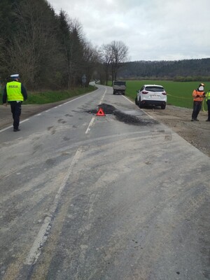na zdjęciach widoczny pojazd marki Mazda, oraz dostawczy pojazd marki Iveco. Zdarzenie drogowe w miejscowości Niewiska. Kierujący Mazdą wykona nieprawidłowy manewr wyprzedzania w wyniku czego najechał na tył pojazdu dostawczego. Na szczęście nikomu nic się nie stało. Obaj kierowcy byli trzeźwi. Widoczny policjant w białej czapce na jezdni i kamizelce odblaskowej z napisem POLICJA.