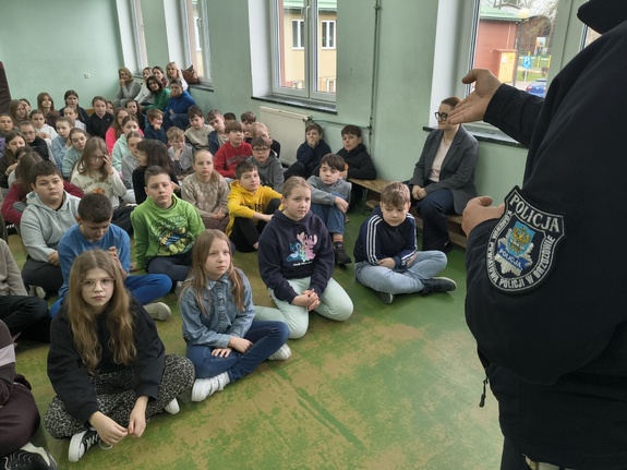 Asp. Łukasz Adamski podczas spotkania z uczniami omówił podstawowe zasady bezpiecznego poruszania się po drogach, zarówno w roli pieszych, jak i uczestników ruchu korzystających z rowerów czy hulajnóg elektrycznych. Istotnym elementem spotkania było omówienie zasad korzystania z hulajnóg elektrycznych oraz innych urządzeń transportu osobistego (UTO).
