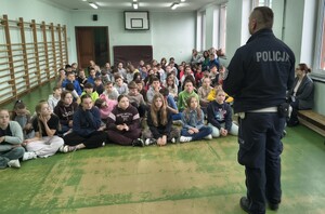 Asp. Łukasz Adamski podczas spotkania z uczniami omówił podstawowe zasady bezpiecznego poruszania się po drogach, zarówno w roli pieszych, jak i uczestników ruchu korzystających z rowerów czy hulajnóg elektrycznych. Istotnym elementem spotkania było omówienie zasad korzystania z hulajnóg elektrycznych oraz innych urządzeń transportu osobistego (UTO).