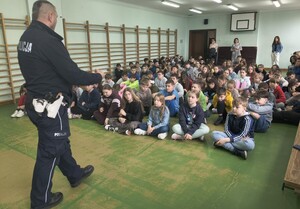 Asp. Łukasz Adamski podczas spotkania z uczniami omówił podstawowe zasady bezpiecznego poruszania się po drogach, zarówno w roli pieszych, jak i uczestników ruchu korzystających z rowerów czy hulajnóg elektrycznych. Istotnym elementem spotkania było omówienie zasad korzystania z hulajnóg elektrycznych oraz innych urządzeń transportu osobistego (UTO).