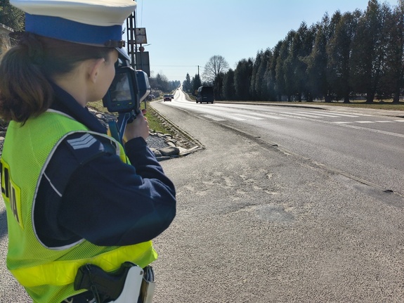 Wczorajsze działania pod nazwą „Kaskadowy pomiar prędkości” miały charakter ogólnopolski. Brzozowscy policjanci uczestniczący w akcji ujawnili 34 kierowców niestosujących się do ograniczeń prędkości.
Wczoraj na terenie całego kraju, policjanci prowadzili działania "Kaskadowy pomiar prędkości". Kontrole prowadzone były na tej samej drodze, w tym samym czasie, na różnych jej odcinkach. Działania były ukierunkowane na poprawę bezpieczeństwa w ruchu drogowym oraz ograniczenie zdarzeń zwłaszcza ze skutkiem śmiertelnym.