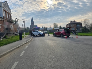 Do groźnie wyglądającego zdarzenia drogowego doszło dziś, po godz. 7, na drodze wojewódzkiej nr 887 w Trześniowie. Jak wstępnie ustalili policjanci, jego przyczyną było nieustąpienie pierwszeństwa przejazdu przez kierującą Kią. W wyniku zderzenia dwóch osobówek, jedna osoba trafiła do szpitala.