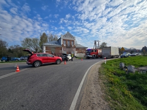 Do groźnie wyglądającego zdarzenia drogowego doszło dziś, po godz. 7, na drodze wojewódzkiej nr 887 w Trześniowie. Jak wstępnie ustalili policjanci, jego przyczyną było nieustąpienie pierwszeństwa przejazdu przez kierującą Kią. W wyniku zderzenia dwóch osobówek, jedna osoba trafiła do szpitala.
