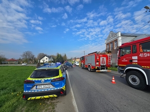 Do groźnie wyglądającego zdarzenia drogowego doszło dziś, po godz. 7, na drodze wojewódzkiej nr 887 w Trześniowie. Jak wstępnie ustalili policjanci, jego przyczyną było nieustąpienie pierwszeństwa przejazdu przez kierującą Kią. W wyniku zderzenia dwóch osobówek, jedna osoba trafiła do szpitala.