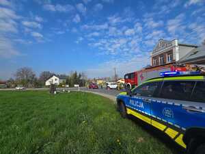 Do groźnie wyglądającego zdarzenia drogowego doszło dziś, po godz. 7, na drodze wojewódzkiej nr 887 w Trześniowie. Jak wstępnie ustalili policjanci, jego przyczyną było nieustąpienie pierwszeństwa przejazdu przez kierującą Kią. W wyniku zderzenia dwóch osobówek, jedna osoba trafiła do szpitala.