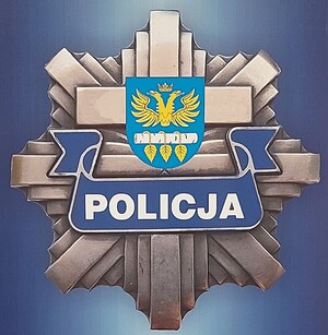 Brzozowscy policjanci ostrzegają, przed działaniami nieuczciwych podmiotów oferujących realizację prac budowlanych w ramach programów dofinansowania do termomodernizacji, w tym wymiany pieców czy stolarki okiennej i drzwiowej. Ofiarami tych praktyk mogą być przede wszystkim osoby starsze, które wprowadzane są w błąd i nakłaniane do podpisywania niekorzystnych umów oraz udzielania szerokich pełnomocnictw.