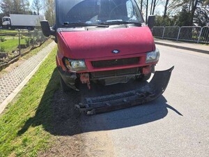 Na skrzyżowaniu w Jasionowie doszło do kolejnego zdarzenia drogowego spowodowanego nieustąpieniem pierwszeństwa przejazdu. Kierujący Fordem, wyjeżdżając z drogi podporządkowanej od Wzdowa na drogę wojewódzką nr 887 nie ustąpił pierwszeństwa przejazdu kobiecie kierującej Kią, jadącej od strony Brzozowa i doprowadził do kolizji. 46-latek został ukarany mandatem karnym i punktami. Na zdjęciach widoczne pojazdy, które brały udział w powyższym zdarzeniu.