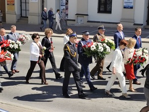 W Brzozowie, uczczono obchody 235. rocznicy uchwalenia Konstytucji 3 Maja. Pod pomnikiem Marszałka Józefa Piłsudskiego przedstawiciele władz administracyjnych i samorządowych oraz służb mundurowych złożyli wieńce i kwiaty.